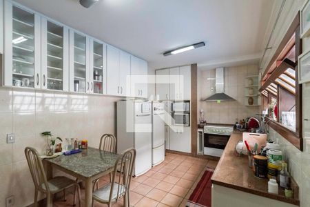 Casa à venda com 400m², 4 quartos e 4 vagas Casa à venda com 400m², 4 quartos e 4 vagasCozinha