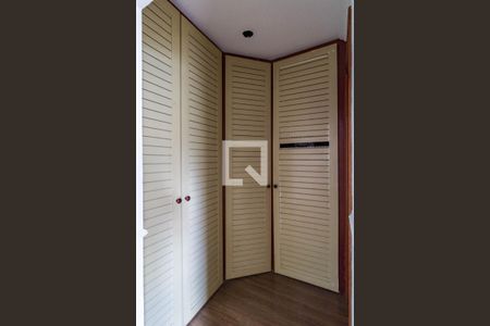 Apartamento à venda com 213m², 3 quartos e 3 vagas Apartamento à venda com 213m², 3 quartos e 3 vagasQuarto 3