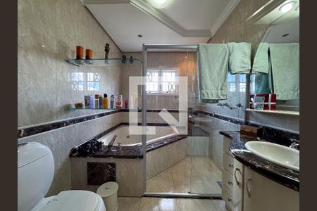 Casa à venda com 370m², 5 quartos e 3 vagas Casa à venda com 370m², 5 quartos e 3 vagasBanheiro Quarto 1