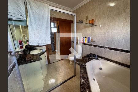 Casa à venda com 370m², 5 quartos e 3 vagas Casa à venda com 370m², 5 quartos e 3 vagasBanheiro Quarto 1