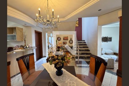 Casa à venda com 370m², 5 quartos e 3 vagas Casa à venda com 370m², 5 quartos e 3 vagasCozinha