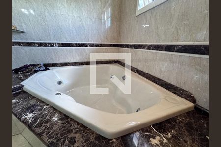 Casa à venda com 370m², 5 quartos e 3 vagas Casa à venda com 370m², 5 quartos e 3 vagasBanheiro Quarto 1