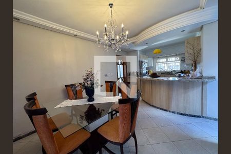 Casa à venda com 370m², 5 quartos e 3 vagas Casa à venda com 370m², 5 quartos e 3 vagasCozinha