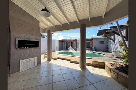 Casa à venda com 370m², 5 quartos e 3 vagas Casa à venda com 370m², 5 quartos e 3 vagasÁrea Externa