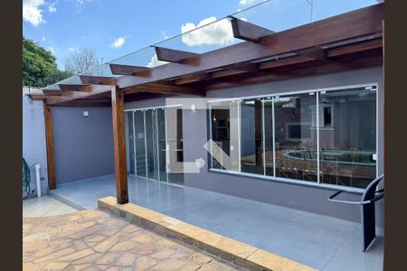 Casa à venda com 370m², 5 quartos e 3 vagas Casa à venda com 370m², 5 quartos e 3 vagasÁrea Externa