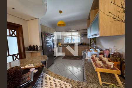 Casa à venda com 370m², 5 quartos e 3 vagas Casa à venda com 370m², 5 quartos e 3 vagasCozinha