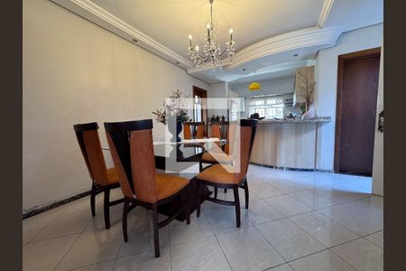 Casa à venda com 370m², 5 quartos e 3 vagas Casa à venda com 370m², 5 quartos e 3 vagasCozinha