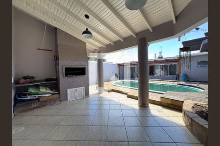 Casa à venda com 370m², 5 quartos e 3 vagas Casa à venda com 370m², 5 quartos e 3 vagasÁrea Externa