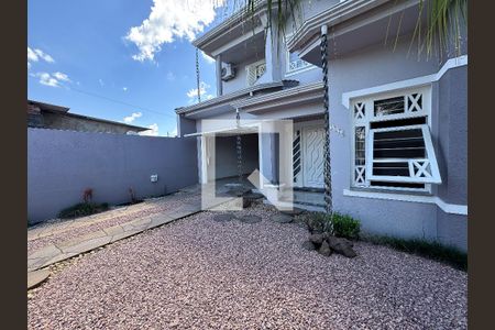 Casa à venda com 370m², 5 quartos e 3 vagas Casa à venda com 370m², 5 quartos e 3 vagasFachada