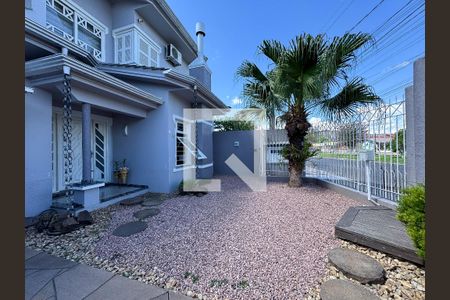 Casa à venda com 370m², 5 quartos e 3 vagas Casa à venda com 370m², 5 quartos e 3 vagasFachada