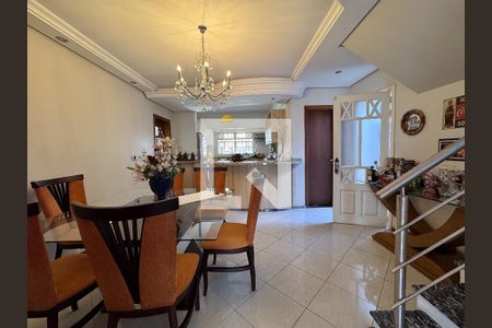 Casa à venda com 370m², 5 quartos e 3 vagas Casa à venda com 370m², 5 quartos e 3 vagasCozinha