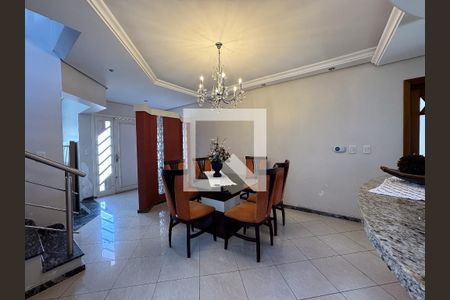 Casa à venda com 370m², 5 quartos e 3 vagas Casa à venda com 370m², 5 quartos e 3 vagasCozinha