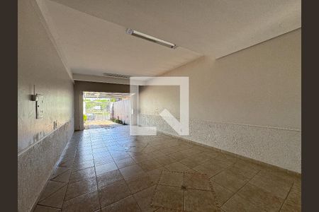 Casa à venda com 370m², 5 quartos e 3 vagas Casa à venda com 370m², 5 quartos e 3 vagasÁrea Externa