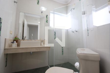 Casa à venda com 260m², 3 quartos e 6 vagasBanheiro da Suíte 2