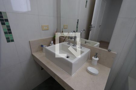 Casa à venda com 260m², 3 quartos e 6 vagasBanheiro da Suíte 2