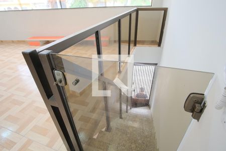 Casa à venda com 120m², 2 quartos e 2 vagasEscada