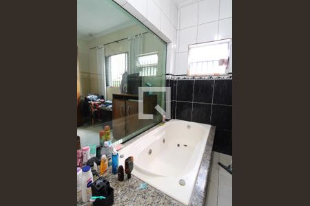 Casa à venda com 200m², 2 quartos e 5 vagasBanheiro da Suíte 2