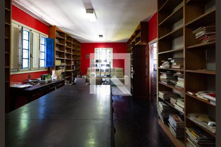 Casa à venda com 750m², 4 quartos e 5 vagas Casa à venda com 750m², 4 quartos e 5 vagasBiblioteca