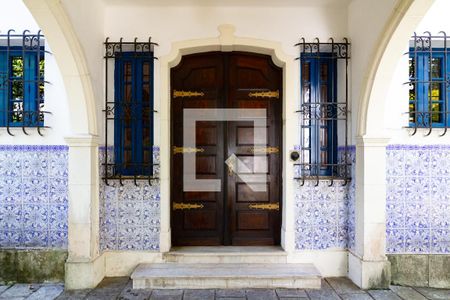 Casa à venda com 750m², 4 quartos e 5 vagas Casa à venda com 750m², 4 quartos e 5 vagasEntrada