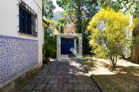 Casa à venda com 750m², 4 quartos e 5 vagas Casa à venda com 750m², 4 quartos e 5 vagasVaranda/jardim