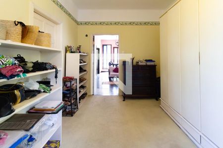 Casa à venda com 750m², 4 quartos e 5 vagas Casa à venda com 750m², 4 quartos e 5 vagasEscritório