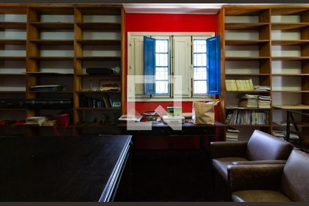 Casa à venda com 750m², 4 quartos e 5 vagas Casa à venda com 750m², 4 quartos e 5 vagasBiblioteca