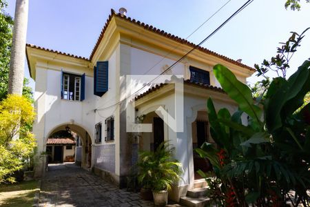 Casa à venda com 750m², 4 quartos e 5 vagas Casa à venda com 750m², 4 quartos e 5 vagasFachada