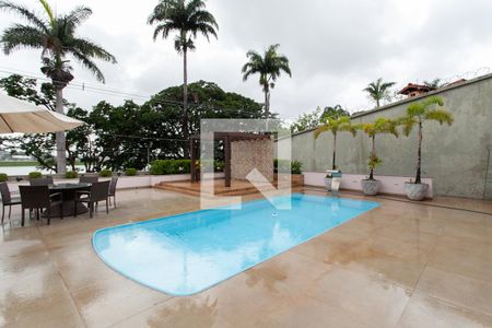 Casa à venda com 500m², 5 quartos e 3 vagas Casa à venda com 500m², 5 quartos e 3 vagasPiscina