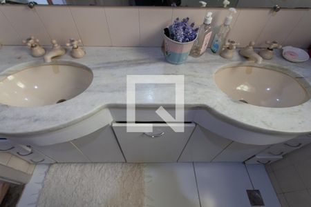 Casa à venda com 500m², 5 quartos e 3 vagas Casa à venda com 500m², 5 quartos e 3 vagasBanheiro da Suíte 1