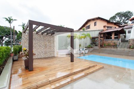 Casa à venda com 500m², 5 quartos e 3 vagas Casa à venda com 500m², 5 quartos e 3 vagasPiscina