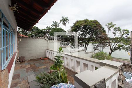 Casa à venda com 500m², 5 quartos e 3 vagas Casa à venda com 500m², 5 quartos e 3 vagasVaranda