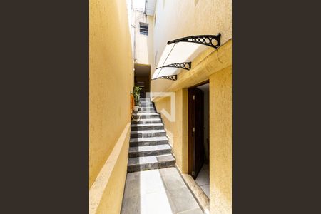 Casa à venda com 170m², 3 quartos e 2 vagas Casa à venda com 170m², 3 quartos e 2 vagasEscada