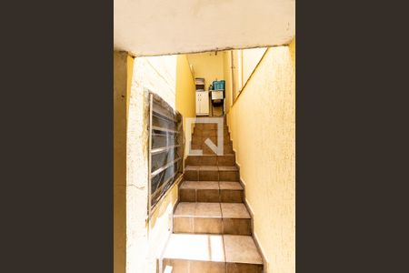 Casa à venda com 170m², 3 quartos e 2 vagas Casa à venda com 170m², 3 quartos e 2 vagasEscada