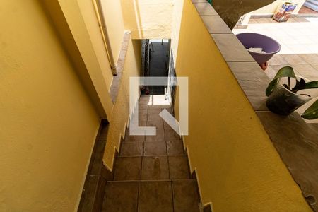 Casa à venda com 170m², 3 quartos e 2 vagas Casa à venda com 170m², 3 quartos e 2 vagasEscada