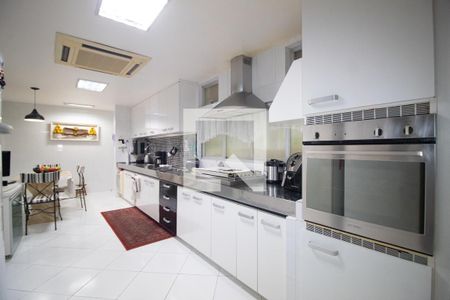 Apartamento à venda com 340m², 4 quartos e 2 vagas Apartamento à venda com 340m², 4 quartos e 2 vagasCozinha