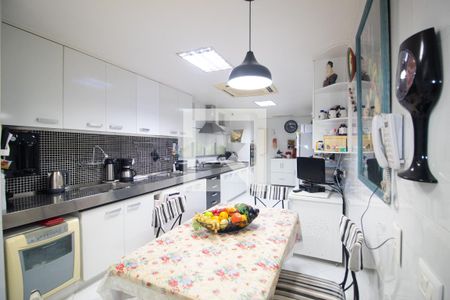 Apartamento à venda com 340m², 4 quartos e 2 vagas Apartamento à venda com 340m², 4 quartos e 2 vagasCozinha