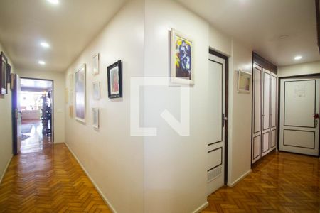 Apartamento à venda com 340m², 4 quartos e 2 vagas Apartamento à venda com 340m², 4 quartos e 2 vagasCorredor