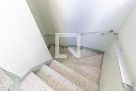 Apartamento à venda com 65m², 2 quartos e 1 vaga Apartamento à venda com 65m², 2 quartos e 1 vagaEscada