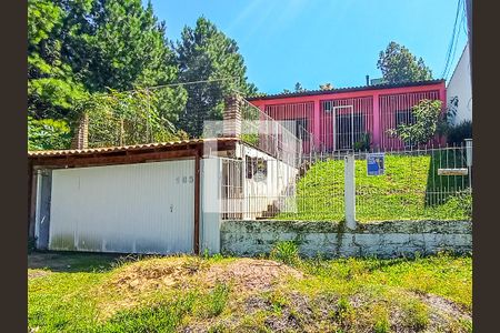 Casa à venda com 300m², 3 quartos e 2 vagas Casa à venda com 300m², 3 quartos e 2 vagasFachada