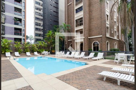 Apartamento à venda com 260m², 3 quartos e 4 vagas Apartamento à venda com 260m², 3 quartos e 4 vagasÁrea comum - Piscina