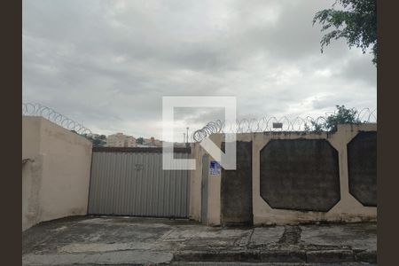 Casa à venda com 60m², 2 quartos e 1 vaga Casa à venda com 60m², 2 quartos e 1 vagaFachada