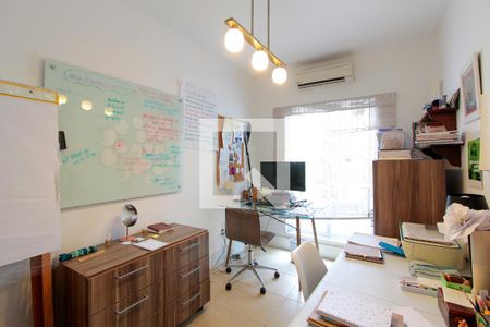 Casa à venda com 250m², 5 quartos e 2 vagas Casa à venda com 250m², 5 quartos e 2 vagasQuarto 4