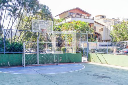 Casa à venda com 250m², 5 quartos e 2 vagas Casa à venda com 250m², 5 quartos e 2 vagasQuadra Esportiva