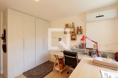 Casa à venda com 250m², 5 quartos e 2 vagas Casa à venda com 250m², 5 quartos e 2 vagasQuarto 2 suíte