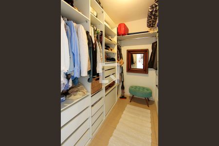 Casa à venda com 250m², 5 quartos e 2 vagas Casa à venda com 250m², 5 quartos e 2 vagasCloset Quarto 5 suíte