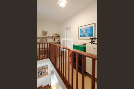 Casa à venda com 250m², 5 quartos e 2 vagas Casa à venda com 250m², 5 quartos e 2 vagasCorredor da escada 3 andar