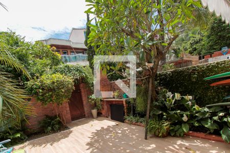 Casa à venda com 250m², 5 quartos e 2 vagas Casa à venda com 250m², 5 quartos e 2 vagasQuinta da frente