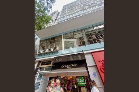 Studio à venda com 32m², 1 quarto e sem vaga Studio à venda com 32m², 1 quarto e sem vagaFachada com cartaz QA