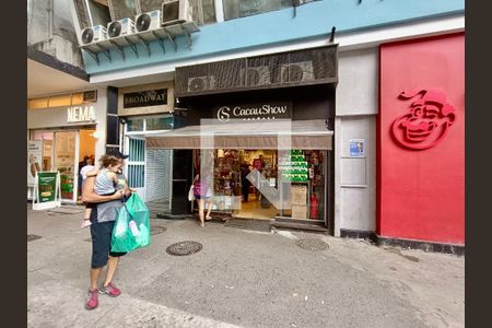 Studio à venda com 32m², 1 quarto e sem vaga Studio à venda com 32m², 1 quarto e sem vagaFachada com cartaz QA