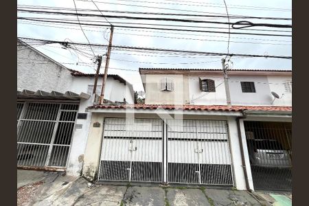Casa à venda com 103m², 2 quartos e 2 vagas Casa à venda com 103m², 2 quartos e 2 vagasFachada